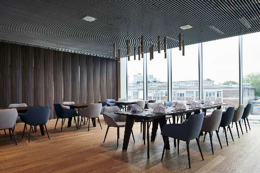 Bilder 1-3: Die furnierten Bereiche harmonieren perfekt mit dem Boden, den Leuchten und dem Inventar im Gastronomiebereich von MTU Mnchen. Foto: Joachim Grothus